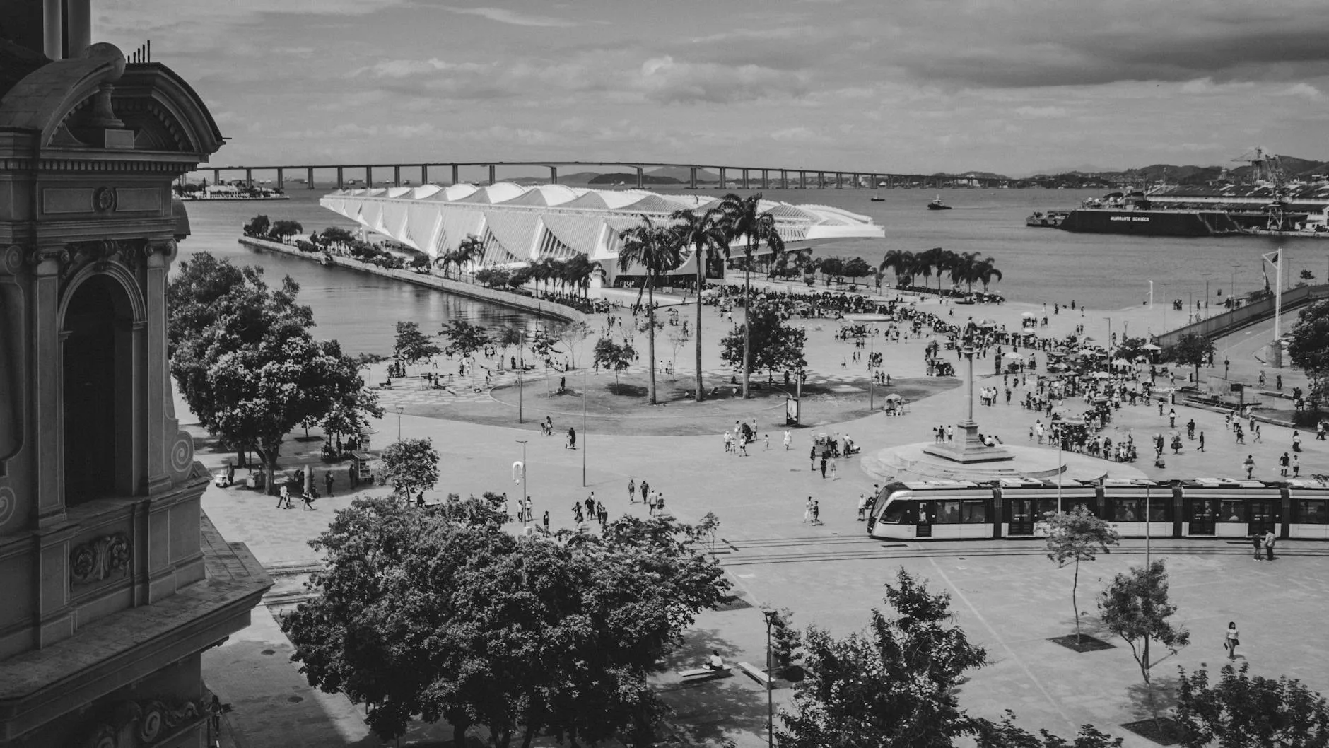 Jak projektować przyjazne miasto: architektura, która wspiera relacje międzyludzkie Czarno-białe ujęcie placu miejskiego Plaza Mauá z ludźmi w przestrzeni publiczne
