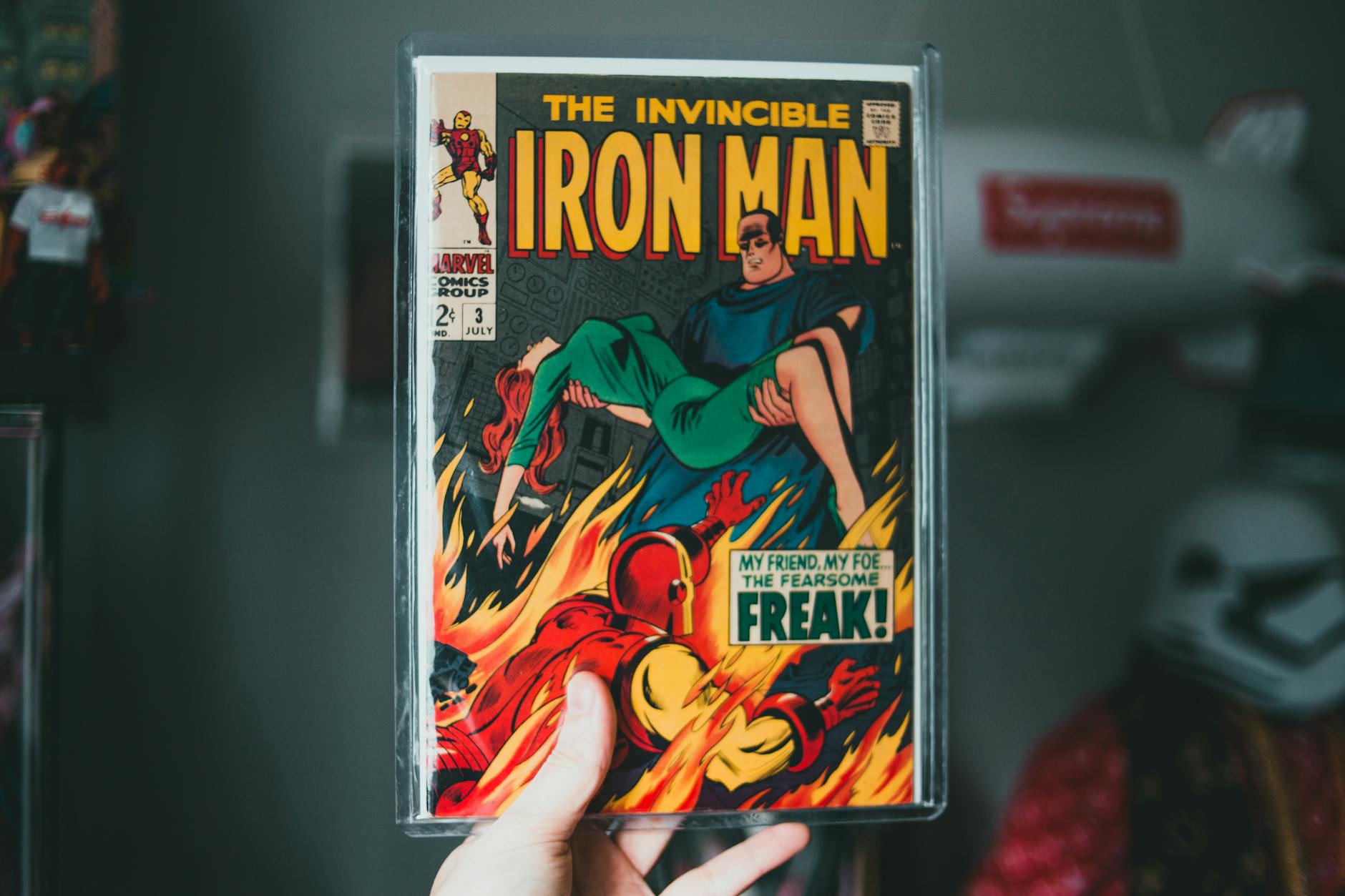 Komiks Iron Man w stylu vintage trzymany w dłoni Komiks Iron Man w stylu vintage trzymany w dłoni